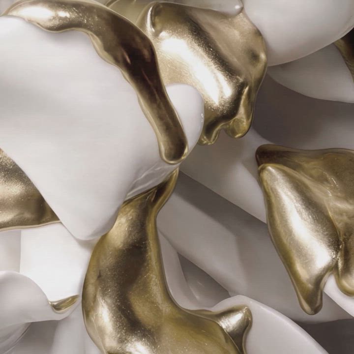 Video: Biotech Gold 24K che gocciola sui petali di un fiore bianco.